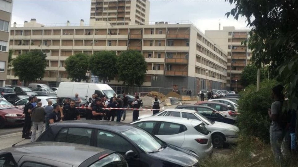 Τρόμος στη Μασσαλία: Κουκουλοφόροι άνοιξαν πυρ με καλάσνικοφ (Βίντεο)